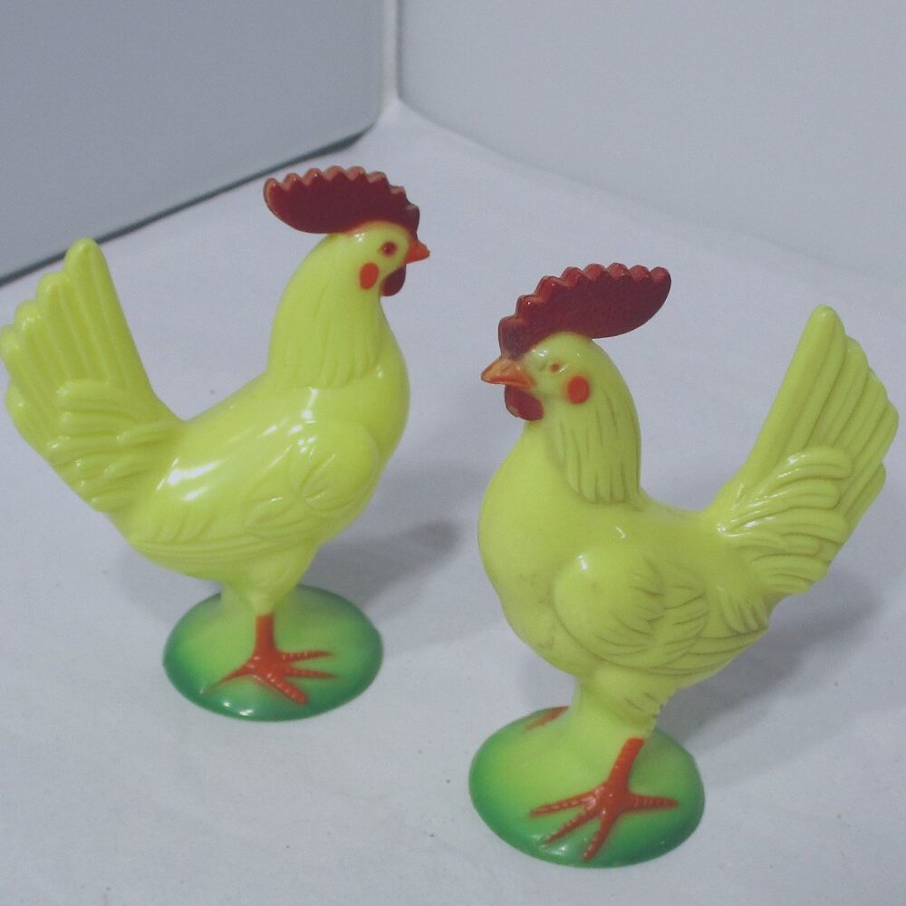 2  Vintage Knickerbocker Plastic Rooster Figures Figurines Pair